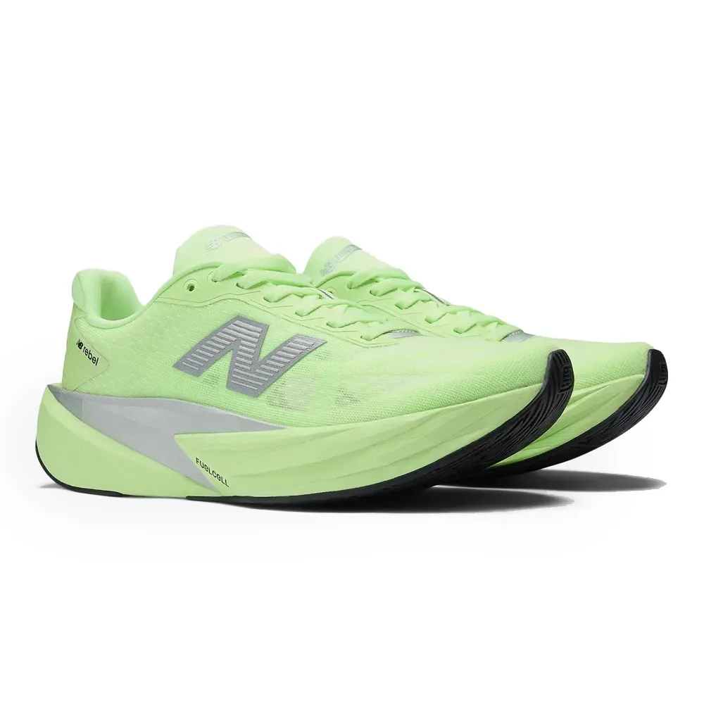 Tênis New Balance FuelCell Rebel verde claro mostrando detalhes da sola e cabedal.
